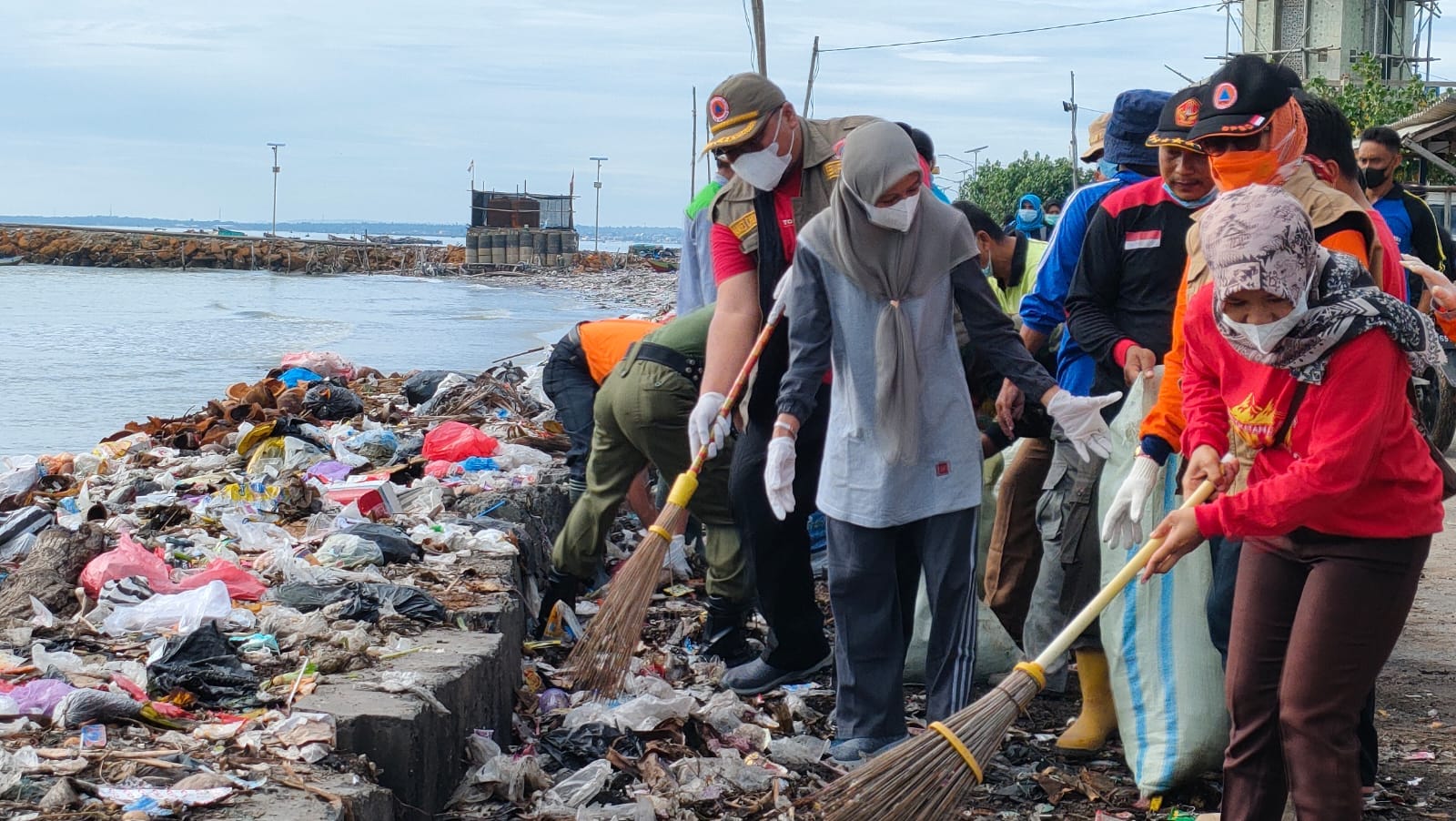 Wabup Hanies bersama warga Gotong Royong Bersihkan Sampah Yang Diakibatkan Rob