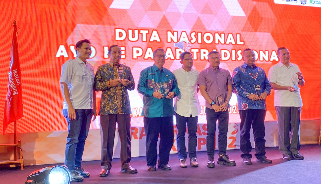 Bupati Abdul Hafidz Dinobatkan Sebagai Duta Nasional Ayo Belanja ke Pasar Tradisional