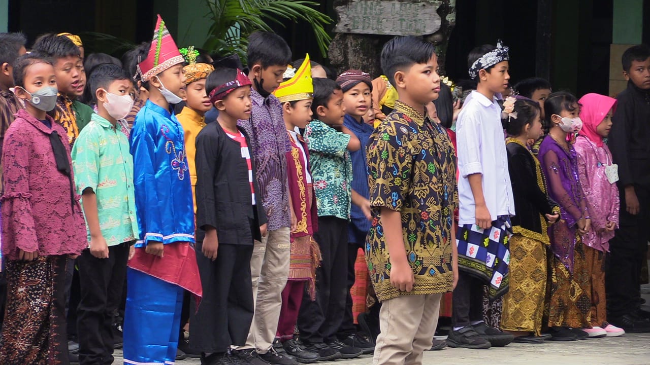 Larang Pengadaan  Pakaian Adat, Bupati: Pelajar Cukup Pakai Baju Putih dan Bawahan Batik Lasem