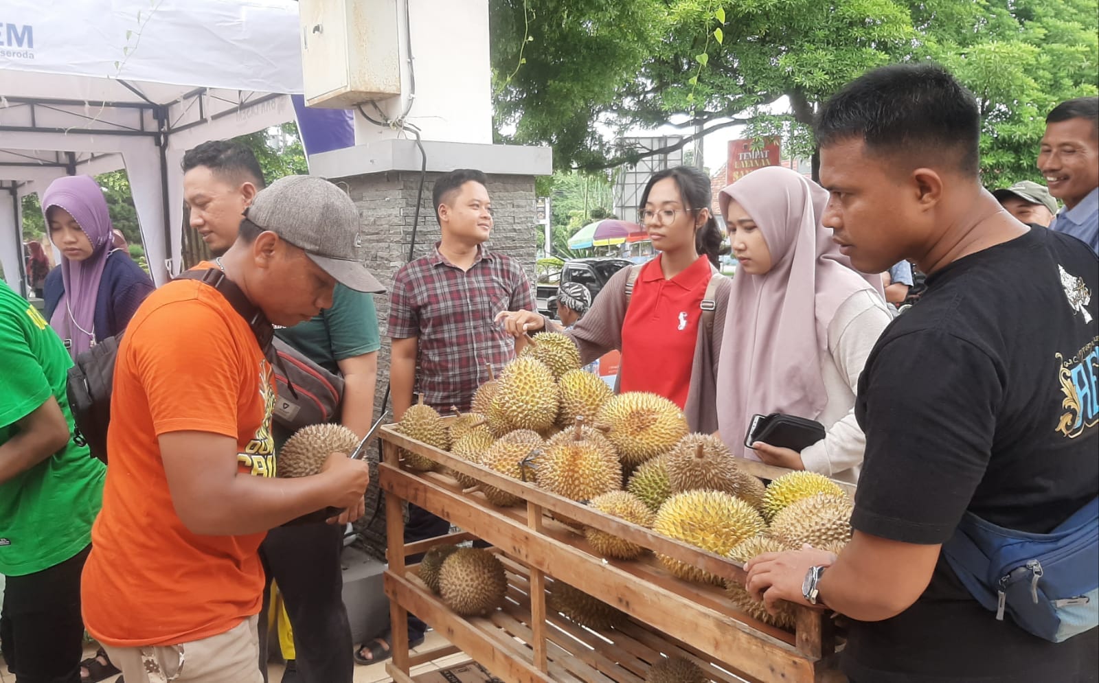 Hari Pertama Festival Kenduren, Pengunjung Borong Durian