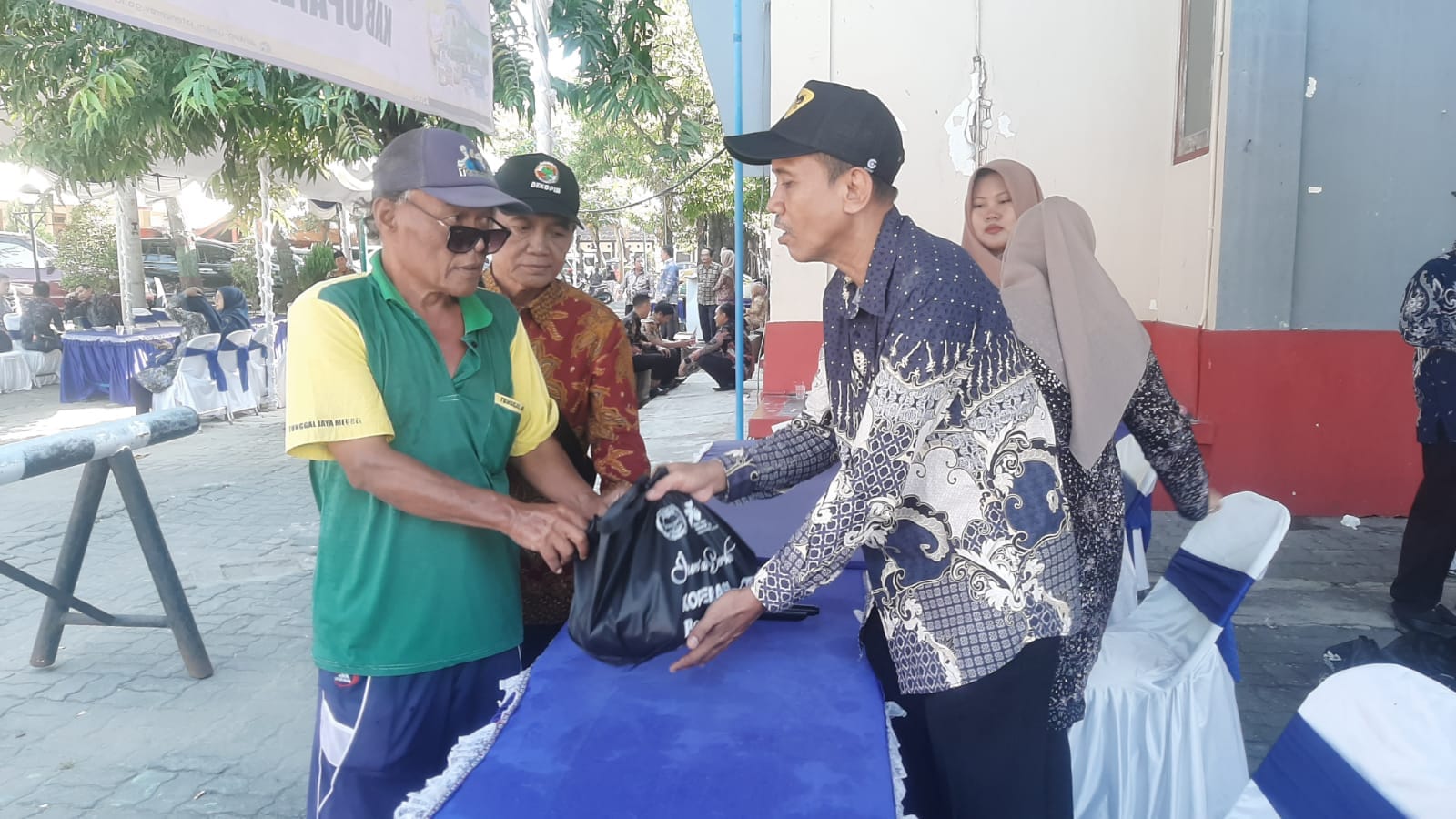 Hari Koperasi ke-77, Pemkab Rembang Bagikan 400 Paket Sembako Gratis