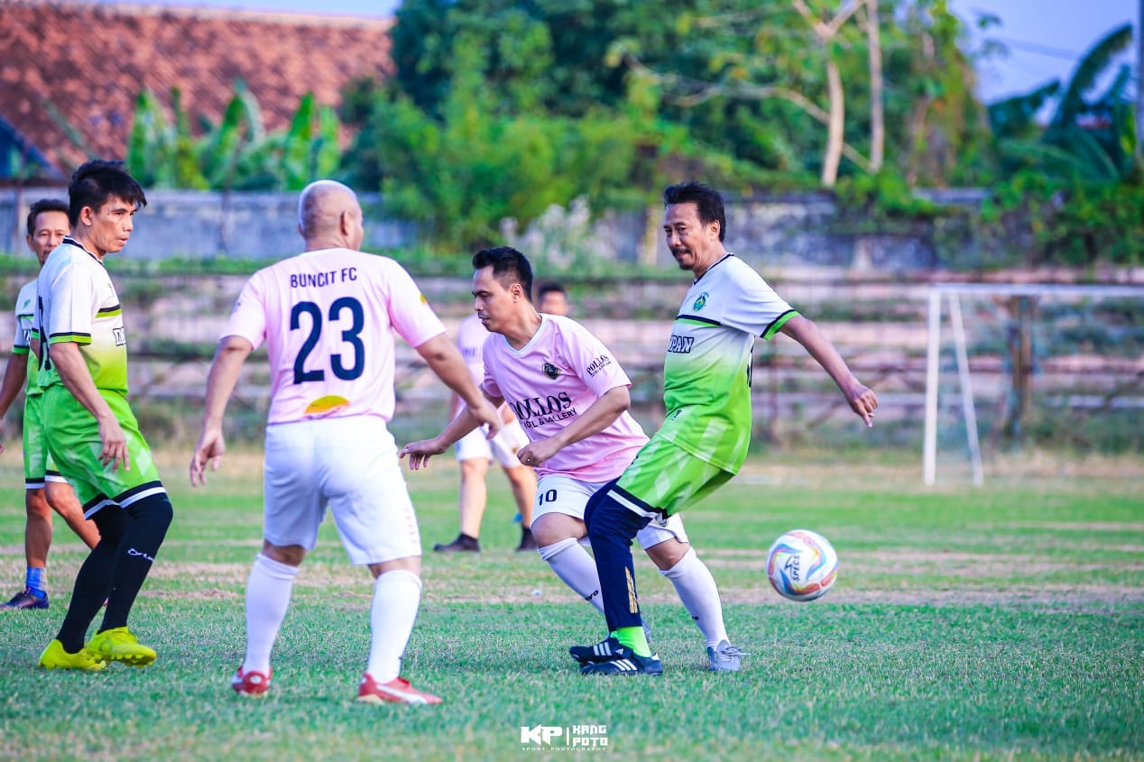 Semarak HUT Ke-53 KORPRI, Pejabat Adu Kemampuan di Trofeo Sepak Bola Rembang