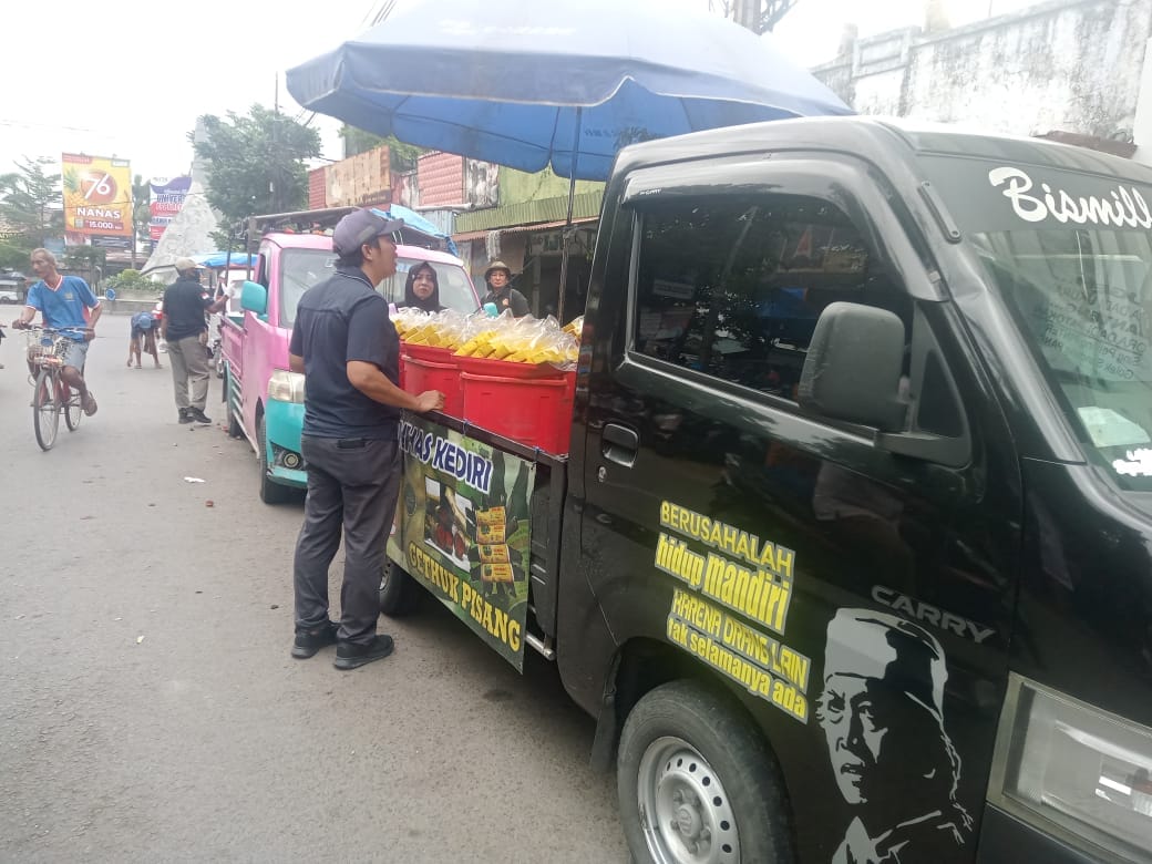Satpol PP Kembali Tertibkan Pedagang Buah di Seberang Pasar Rembang