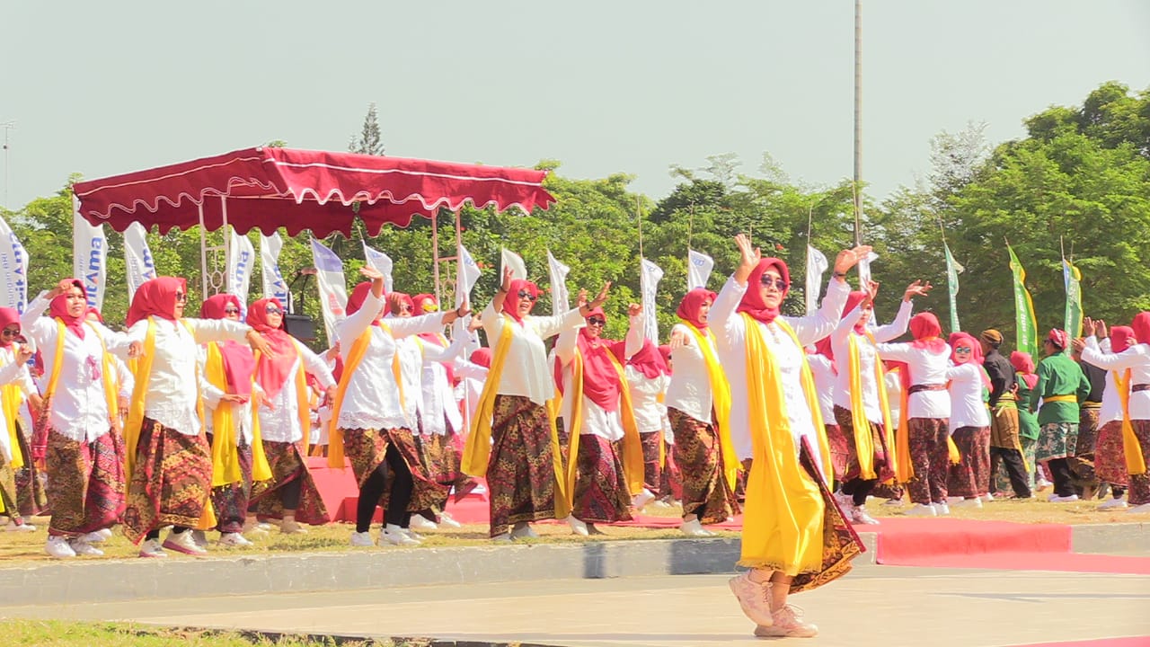 Ribuan Kepala Sekolah dan Guru Meriahkan Hari Jadi Rembang ke-283 dengan Tari Orek-orek