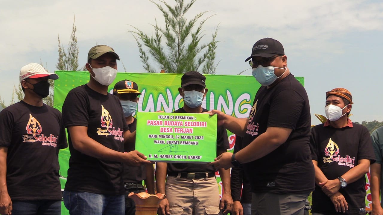 Wabup Hanies Launching Pasar Budaya Selodiri Terjan