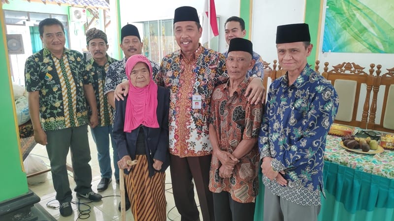 Bupati Serahkan Dana Sosial Hasil Untung BKAD UPK Pamotan ke Ratusan  Warga Miskin