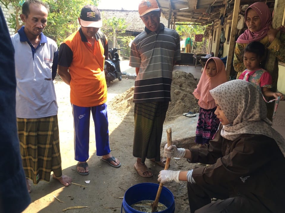 Mahasiswa KKN Undip di Desa Lodan Wetan Kembangkan Pupuk Cair dari Limbah Kotoran Hewan