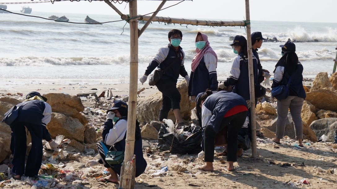 Mahasiswa KKN Undip di Kecamatan Sarang "Bersih Pantai " bersama warga