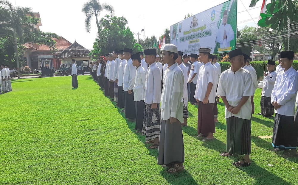 Meskipun Bisa Jadi Siapa Saja, Santri Tak Melupakan Tugasnya
