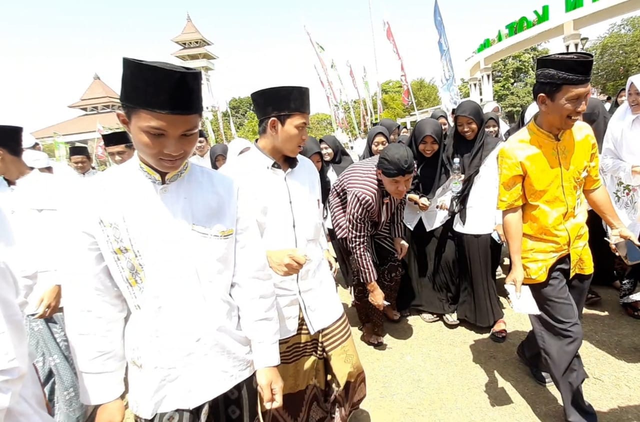 Ganjar Bersama Wagub, Bupati dan Wabup Kompak Punguti Sampah di Alun- alun