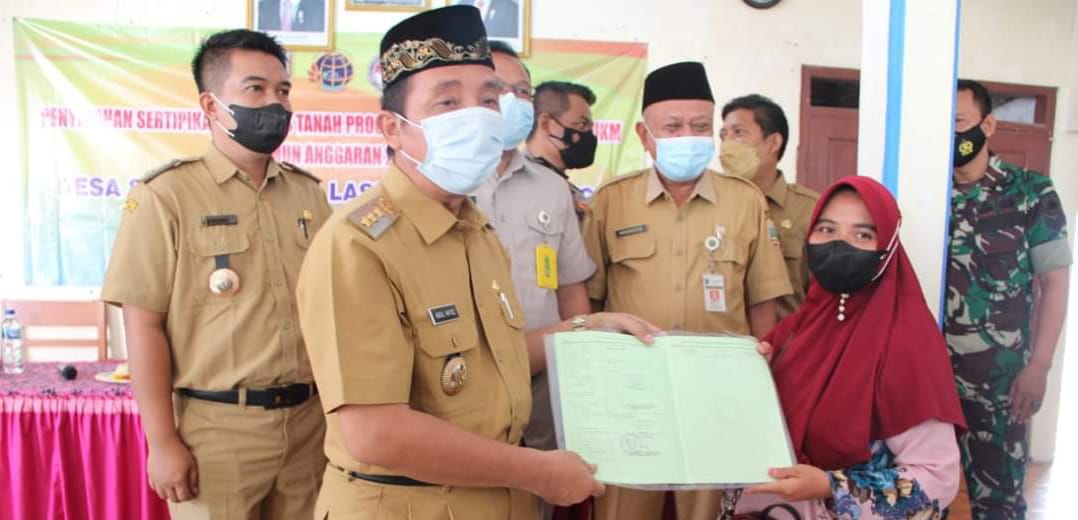 Serahkan Ratusan Sertifikat, Bupati Hafidz Sebut Bisa Bantu Untuk Usaha